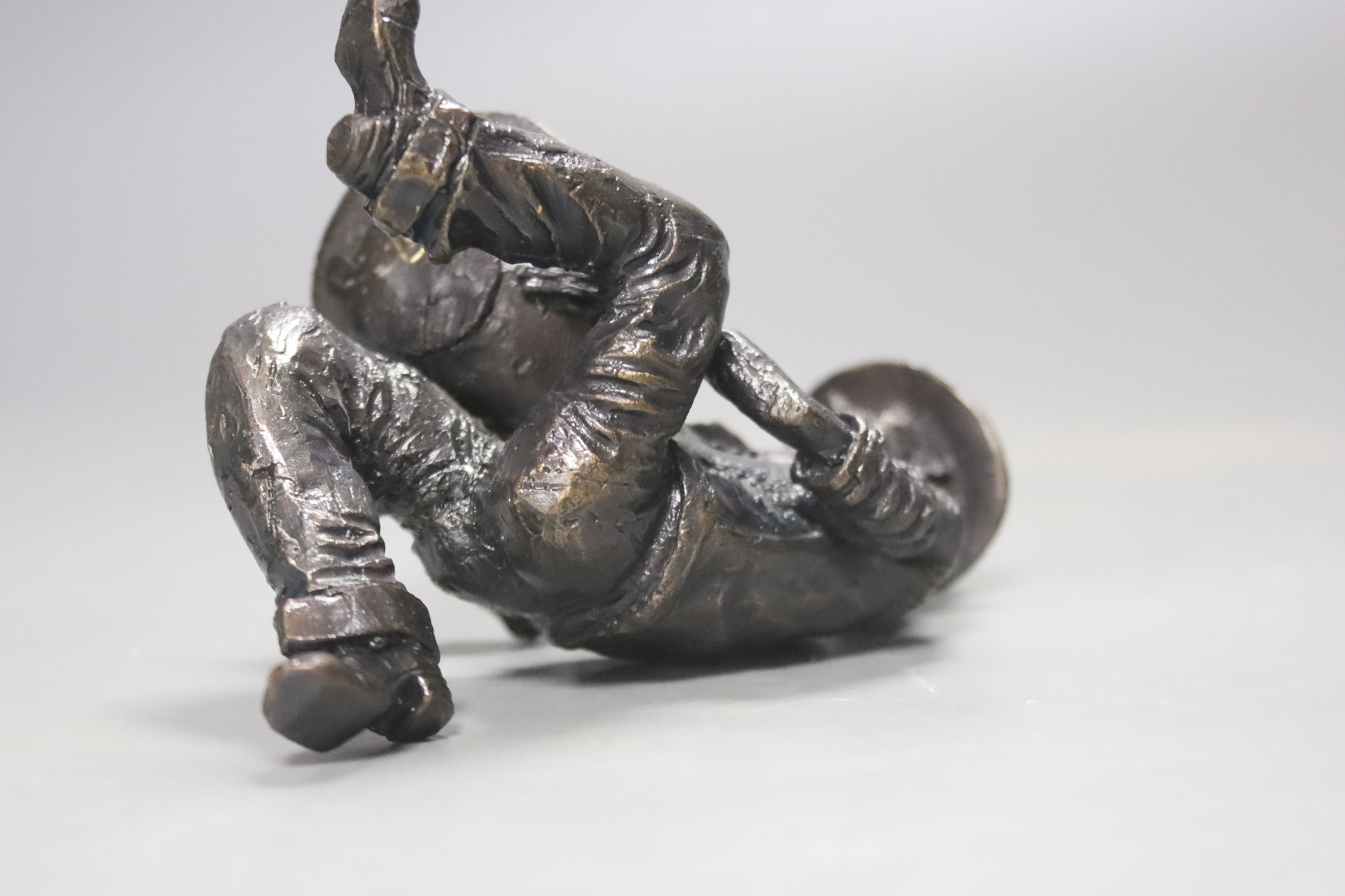 Eddie Hackman, limited edition bronze of a gentleman panning for gold no.205/1000 11cm